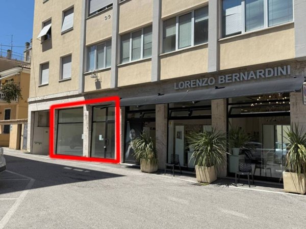 ufficio in vendita a Pesaro in zona Centro Città
