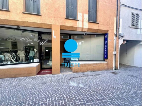 negozio in vendita a Pesaro in zona Centro Città