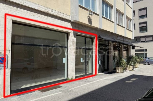 negozio in vendita a Pesaro in zona Centro Città
