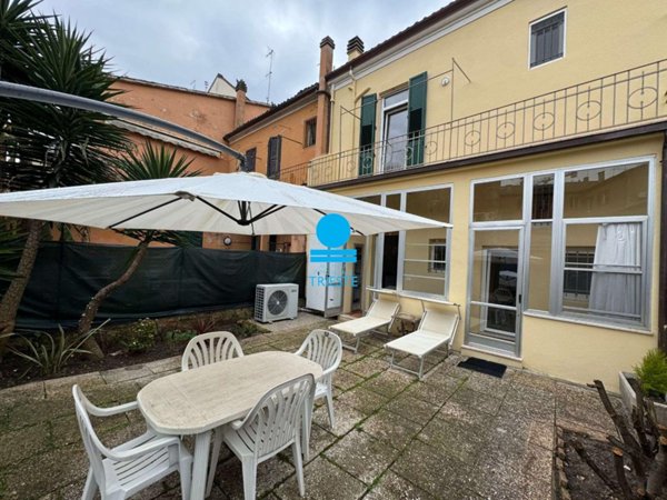 casa indipendente in vendita a Pesaro in zona Centro Città