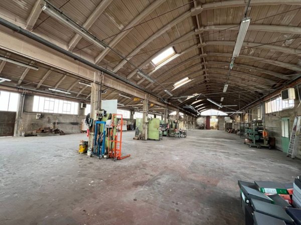 locale commerciale in vendita a Pesaro in zona Soria
