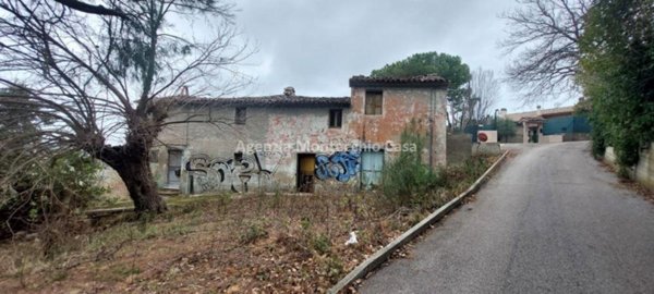 casa indipendente in vendita a Pesaro in zona Centro Città