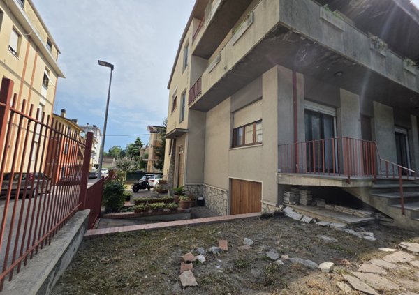 casa indipendente in vendita a Pesaro in zona Fabbrecce