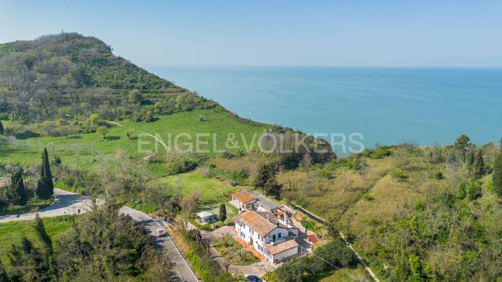 casa indipendente in vendita a Pesaro in zona Fiorenzuola di Focara