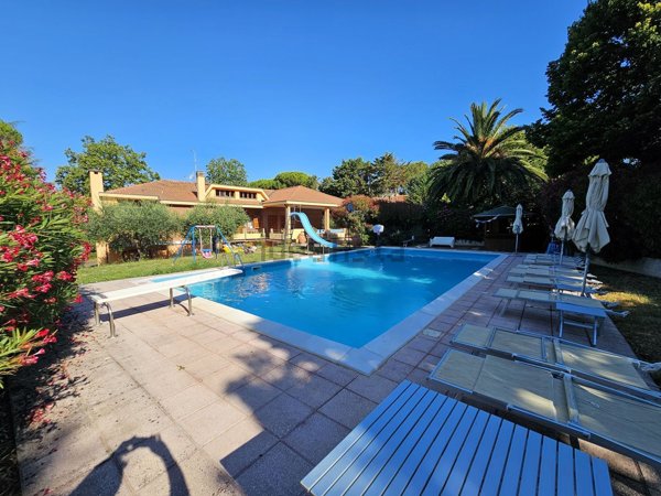 casa indipendente in vendita a Pesaro in zona Montegranaro