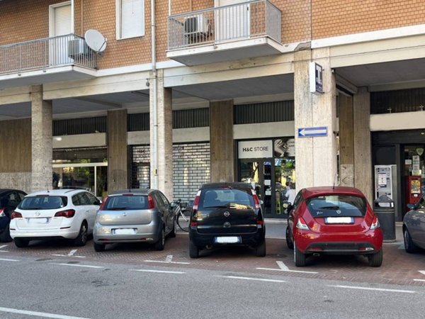 negozio in vendita a Pesaro in zona Loreto