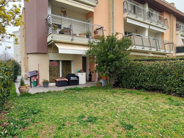 casa indipendente in vendita a Pesaro in zona Cattabrighe