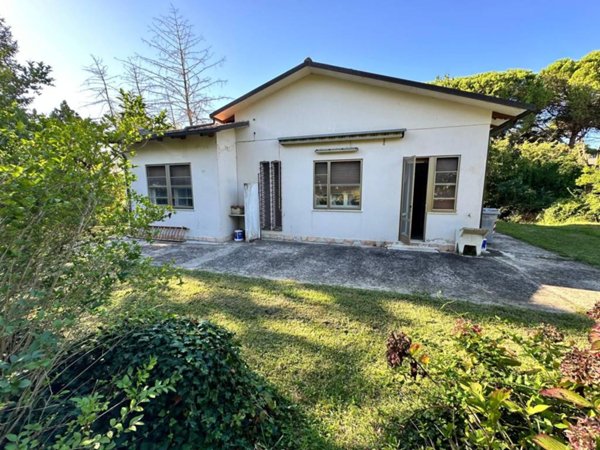 casa indipendente in vendita a Pesaro in zona Trebbiantico