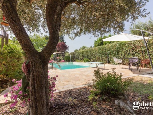 casa indipendente in vendita a Pesaro in zona Cattabrighe