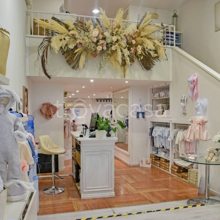 negozio in vendita a Pesaro in zona Centro Città