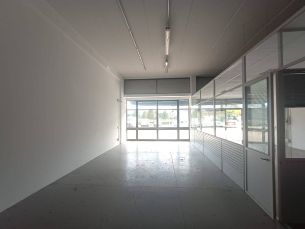 locale commerciale in vendita a Pesaro