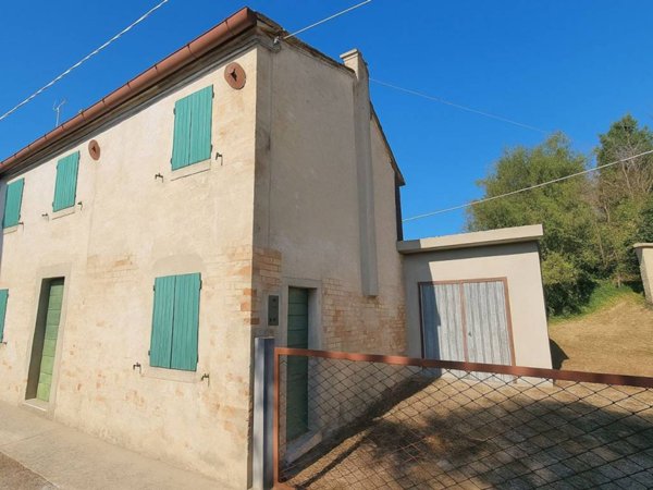 casa indipendente in vendita a Pesaro in zona Trebbiantico