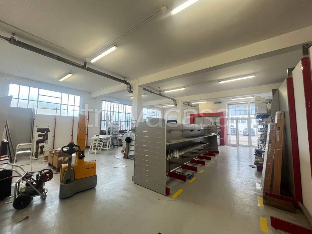 locale commerciale in vendita a Pesaro