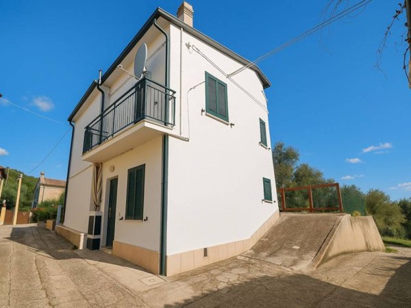 casa indipendente in vendita a Pesaro in zona Trebbiantico