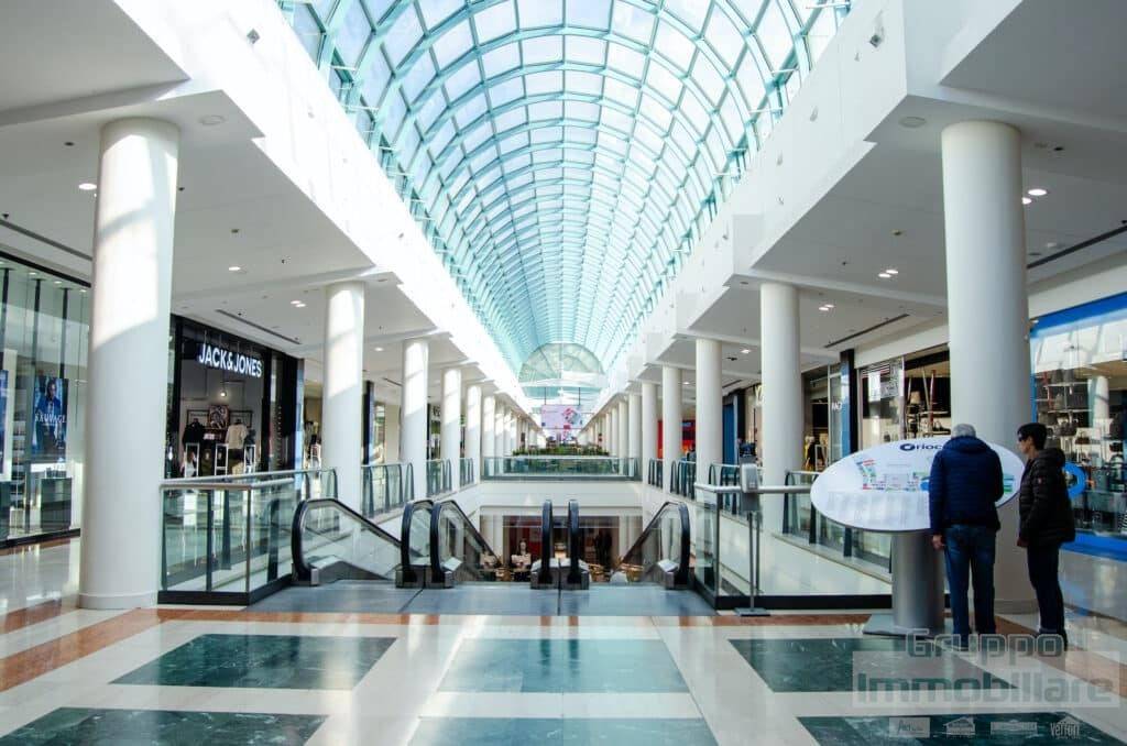 negozio in vendita a Pesaro in zona Pantano