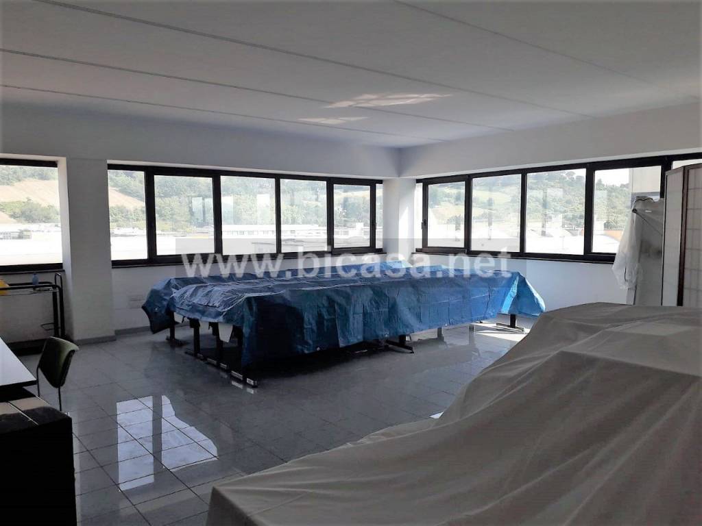 ufficio in vendita a Pesaro in zona San Bartolo