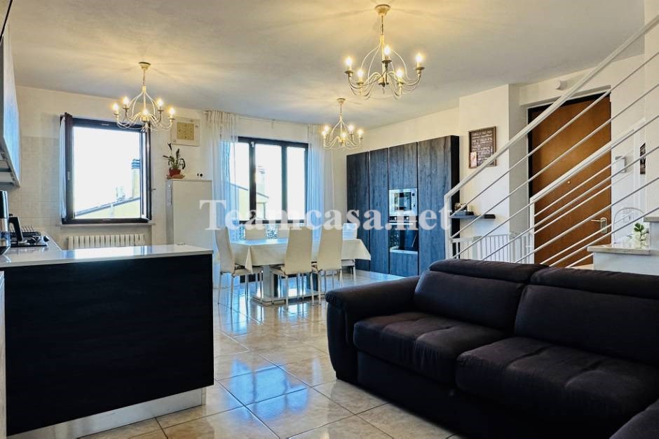 casa indipendente in vendita a Pesaro in zona Trebbiantico