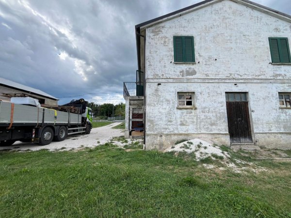 casa indipendente in vendita a Pesaro in zona Cattabrighe