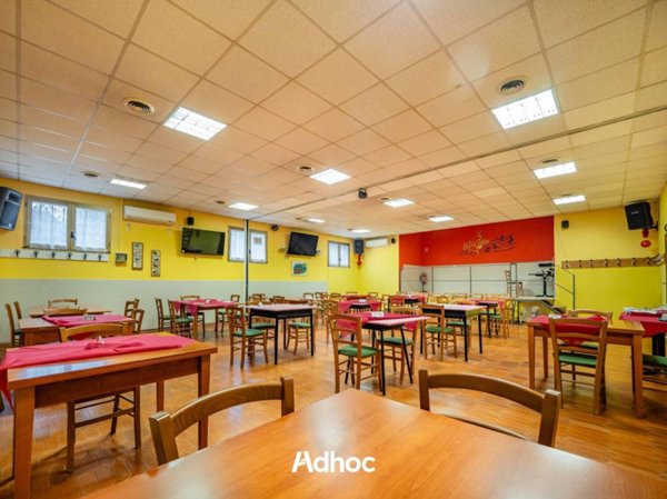 negozio in vendita a Pesaro in zona Case Bruciate