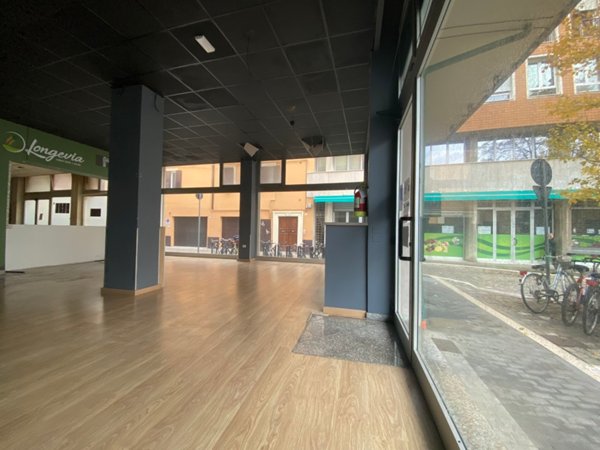 negozio in vendita a Pesaro in zona Centro Città