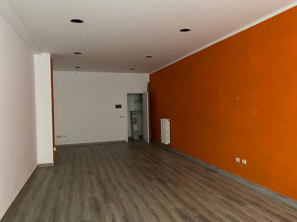 negozio in vendita a Pesaro in zona Pantano