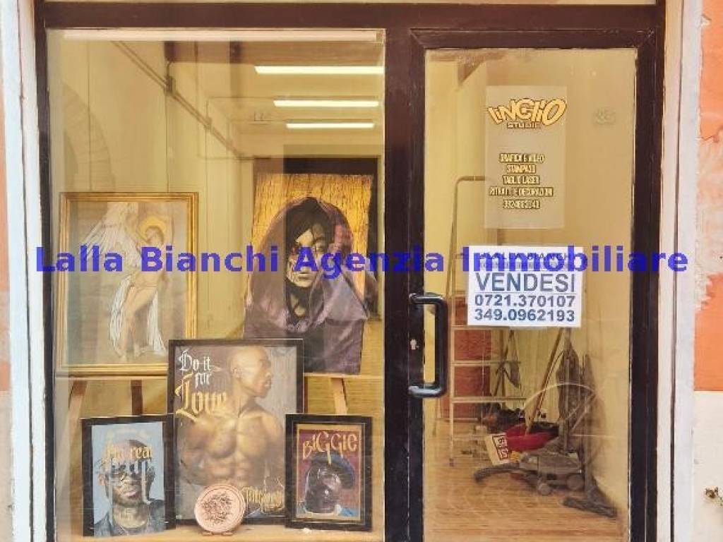 negozio in vendita a Pesaro in zona Centro Città
