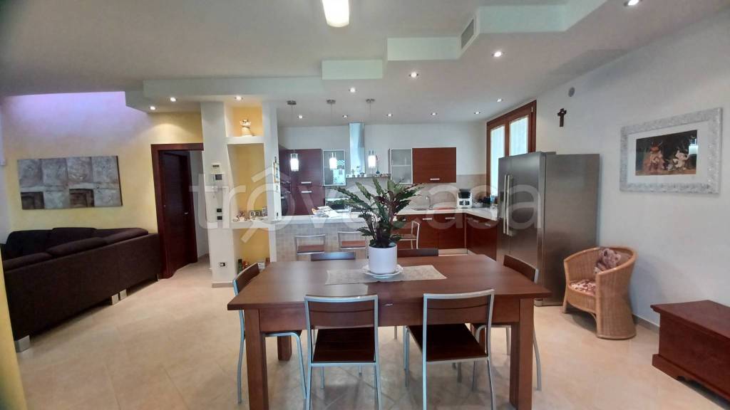 casa indipendente in vendita a Pesaro in zona Pantano