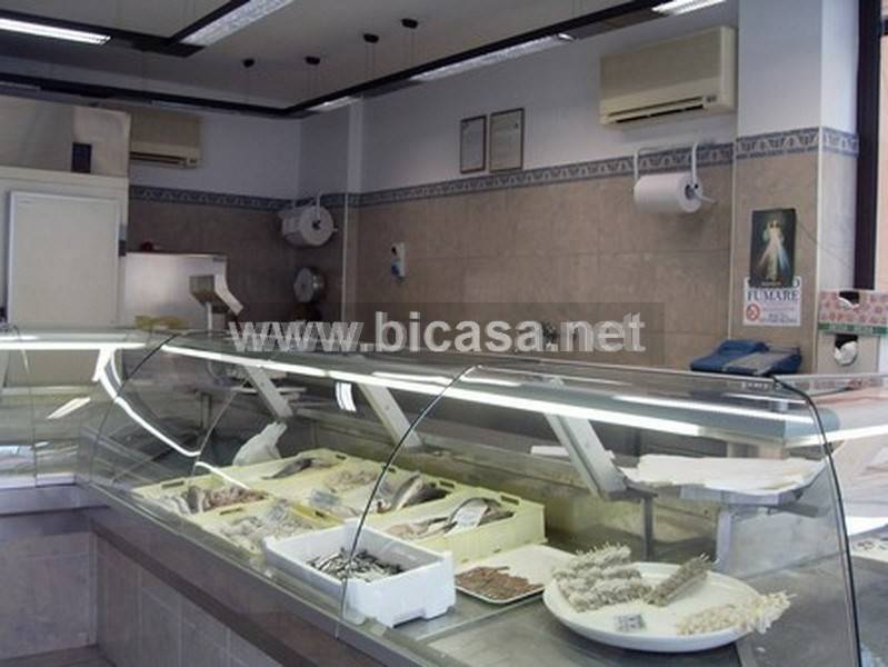 negozio in vendita a Pesaro in zona Centro Città