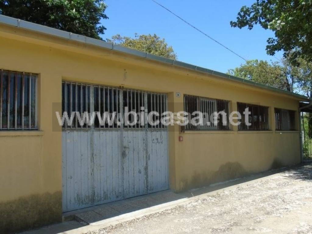 locale commerciale in vendita a Pesaro in zona Tre Ponti