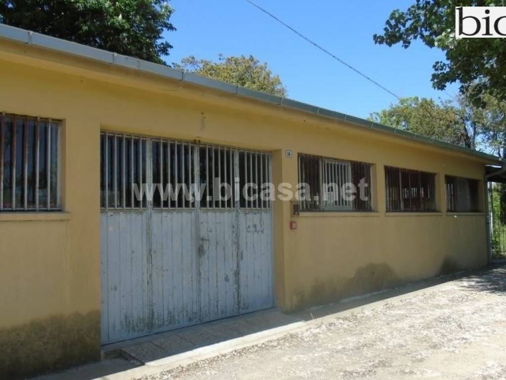 locale commerciale in vendita a Pesaro in zona Tre Ponti