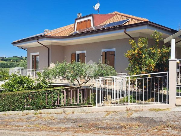 casa indipendente in vendita a Pesaro in zona Cattabrighe