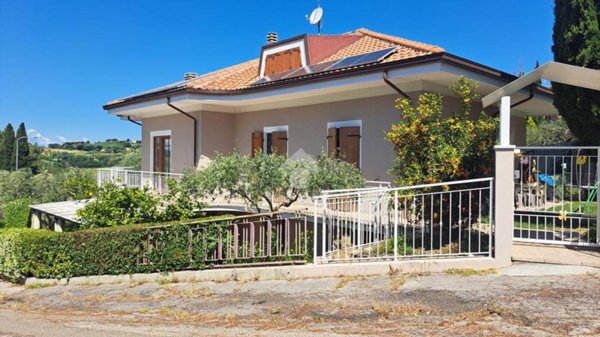 casa indipendente in vendita a Pesaro in zona Cattabrighe