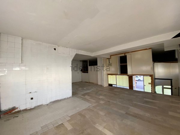 locale commerciale in vendita a Pesaro in zona Pantano