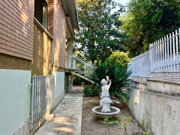 casa indipendente in vendita a Pesaro in zona Loreto