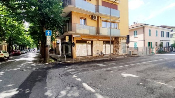 negozio in vendita a Pesaro in zona Centro Città