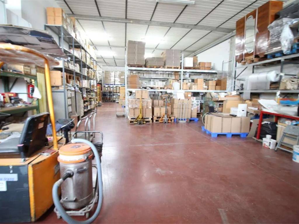 locale commerciale in vendita a Pesaro in zona Santa Veneranda