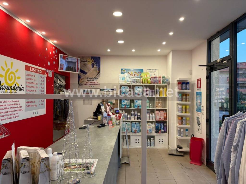negozio in vendita a Pesaro in zona Santa Veneranda