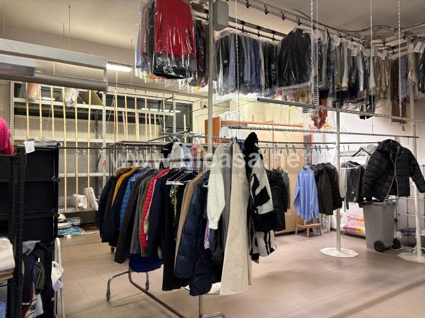 negozio in vendita a Pesaro in zona Santa Veneranda