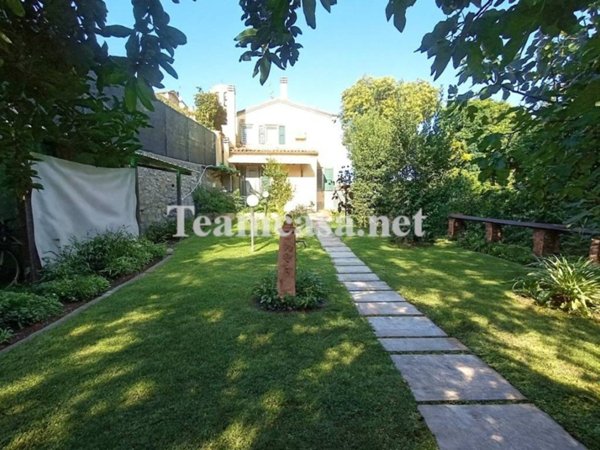casa indipendente in vendita a Pesaro in zona Candelara