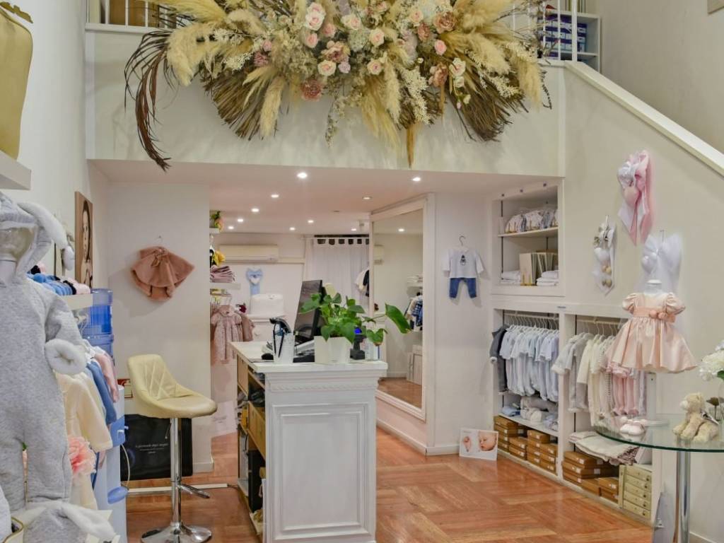 negozio in vendita a Pesaro in zona Centro Città