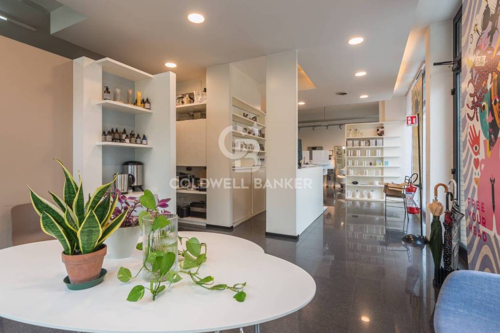 negozio in vendita a Pesaro in zona Pantano