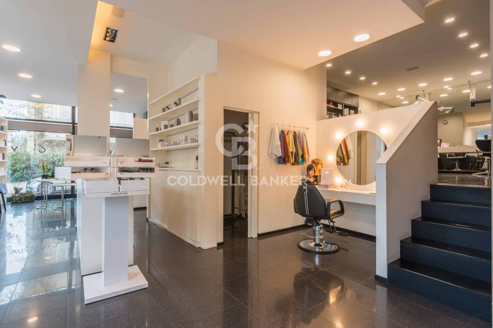 negozio in vendita a Pesaro in zona Centro Città