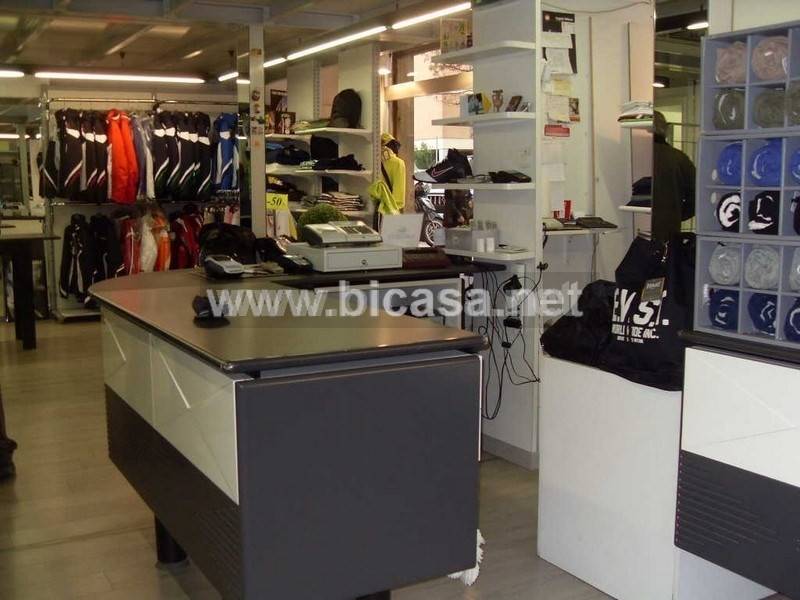negozio in vendita a Pesaro in zona Montegranaro