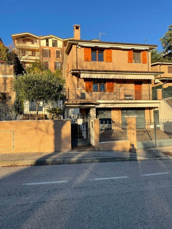 casa indipendente in vendita a Pesaro in zona Trebbiantico