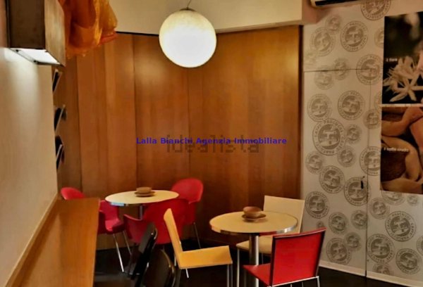 negozio in vendita a Pesaro in zona Centro Città