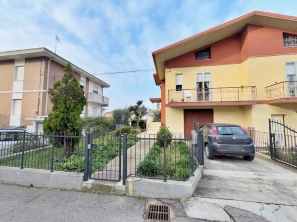 casa indipendente in vendita a Pesaro in zona Vismara
