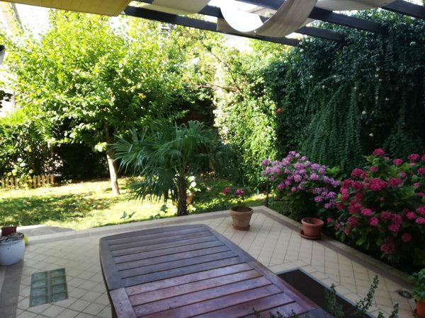 esavano in vendita a Pesaro in zona Montegranaro