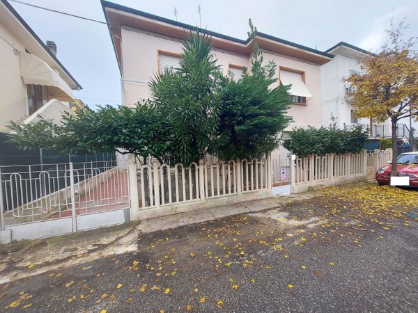 casa indipendente in vendita a Pesaro in zona Loreto