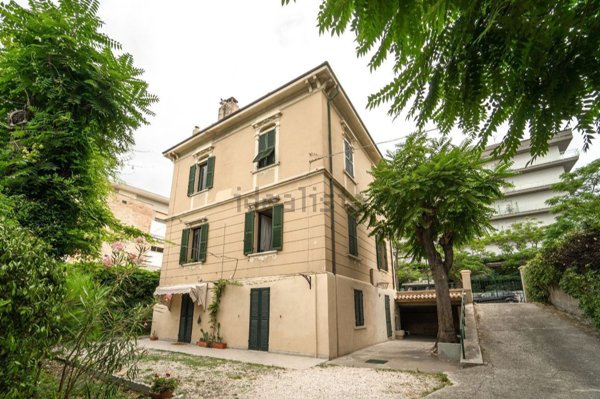casa indipendente in vendita a Pesaro in zona Mare