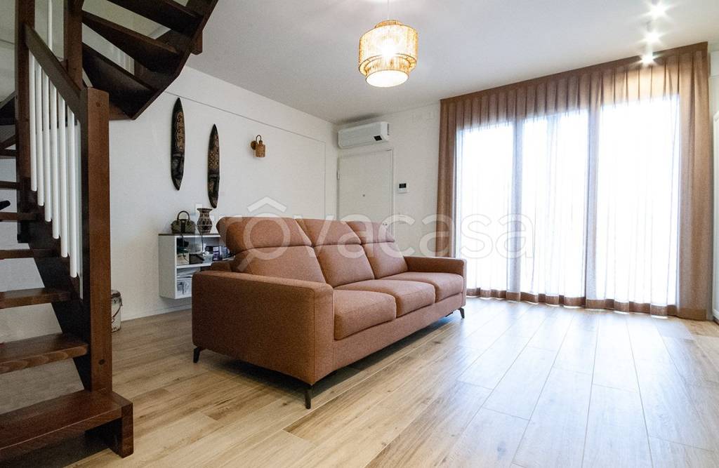 casa indipendente in vendita a Pesaro in zona Vismara